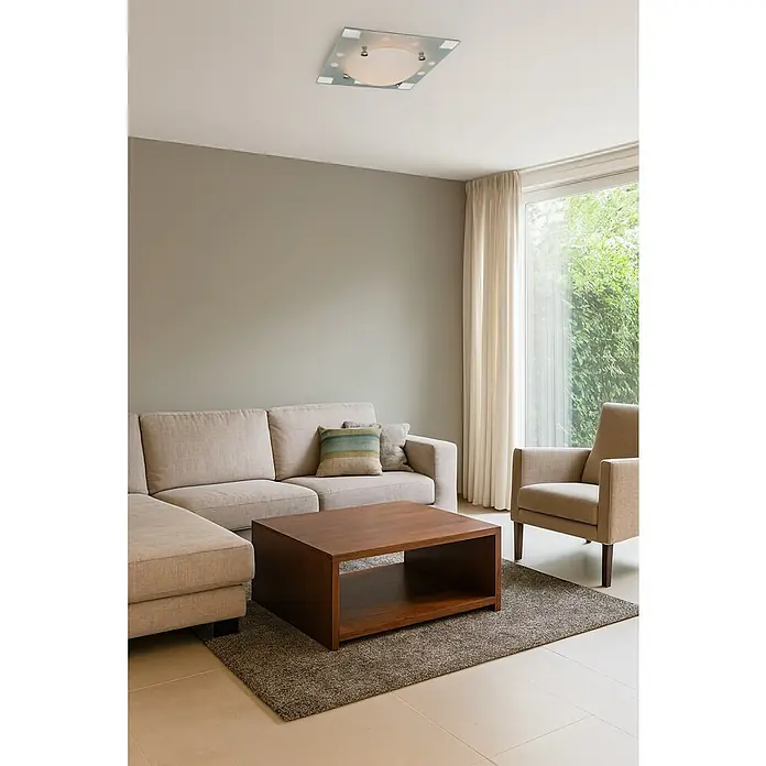 Tween Light Plafón LED Procida - 12 W, L x An x Al: 33 x 33 x 10 cm, Gris, Blanco cálido - Sala de estar con lámpara de techo cuadrada con panel de vidrio, que ilumina un espacio con sofá beige, mesa de centro de madera y sillón.