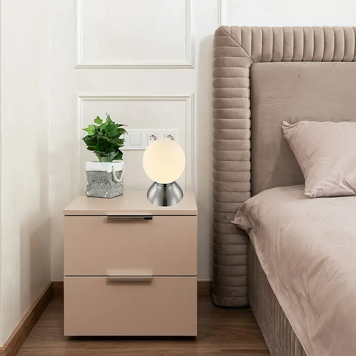 Globo Lámpara de sobremesa LED - 4 W, Blanco, Opal, Blanco cálido - Elegante lámpara de noche con pantalla esférica y base plateada, ideal para crear un ambiente acogedor en el dormitorio.