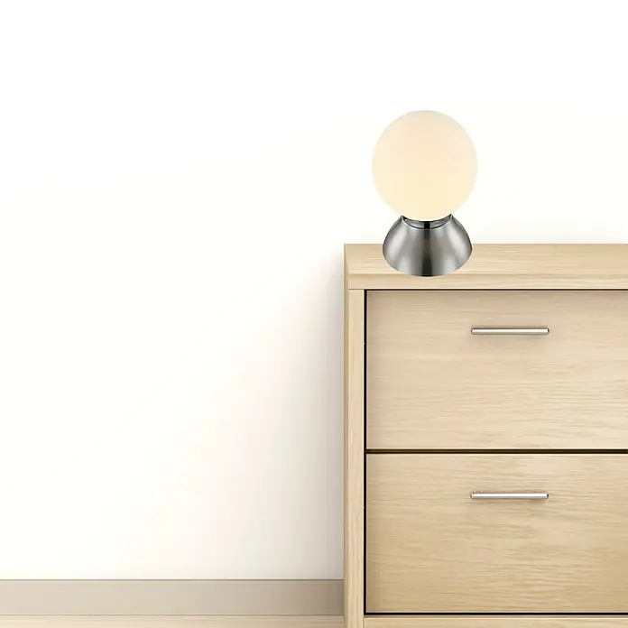 Globo Lámpara de sobremesa LED - 4 W, Blanco, Opal, Blanco cálido - Elegante lámpara de mesa esférica con base plateada sobre una cómoda de madera clara, creando un ambiente acogedor y moderno.