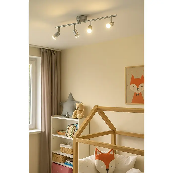 Briloner Regleta LED Picco - 12 W, L x An x Al: 8 x 60,5 x 10,5 cm, Plateado, Blanco cálido, 4 ud. - Una moderna lámpara de techo de cuatro luces en una habitación infantil, que proporciona una luz brillante y enfocada y crea un ambiente acogedor.