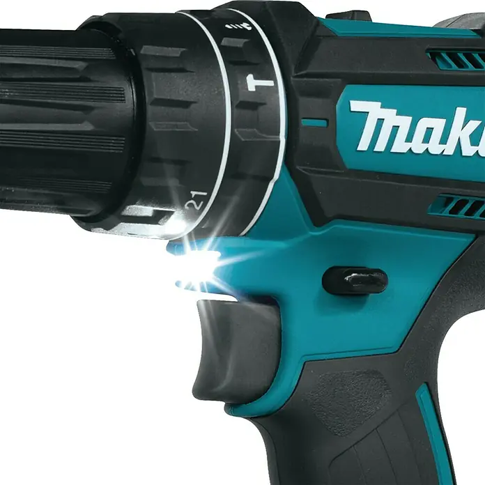 Makita LXT 18V Akku-Schlagbohrschrauber DHP482RFX9 - 18 V, 2 Akkus, 3 Ah - Nahaufnahme einer Makita Bohrmaschine mit LED-Licht.