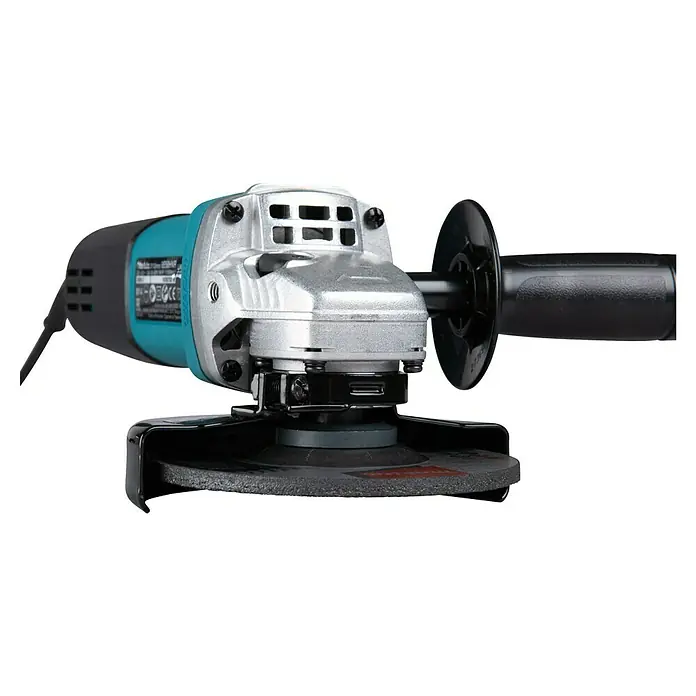 Makita Amoladora angular eléctrica 9558HNRG - 840 W, Diámetro disco: 125 mm, Número de revoluciones de marcha en vacío: 11.000 r.p.m. - Primer plano de una amoladora angular azul Makita con mango negro y disco de esmerilar, sobre un fondo negro.