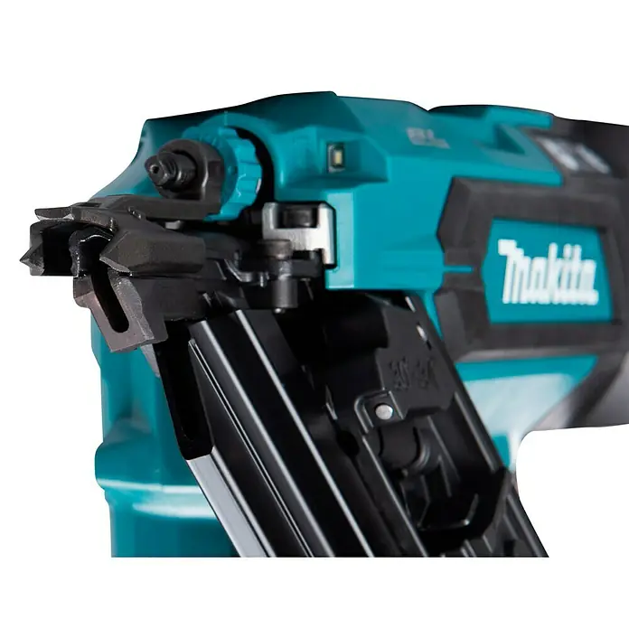 Makita LXT 18V Clavadora de batería DBN900ZK - 18 V, Sin batería - Primer plano de una clavadora inalámbrica Makita turquesa y negra. Ideal para trabajos de construcción y renovación.