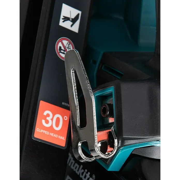 Makita LXT 18V Akku-Nagler DBN900ZK - 18 V, Ohne Akku - Detailaufnahme eines Makita-Werkzeugs, das ein 30°-Kopfstiftdesign zeigt. Sicherheitsaufkleber und Bauteile sind gut sichtbar.