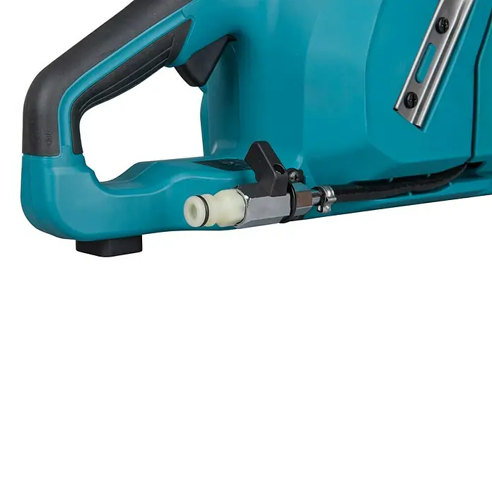 Makita XGT 40V max. Akku-Trennschleifer CE004GZ - Ohne Akku - Detailansicht eines Werkzeugs mit blauem Griff und Wasseranschluss für präzises Arbeiten.