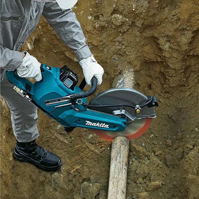 Makita XGT 40V max. Akku-Trennschleifer CE004GZ - Ohne Akku - Nahaufnahme einer Makita Akku-Trennsäge beim Schneiden eines Rohres.