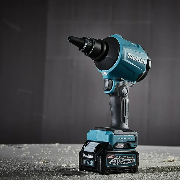 Makita XGT 40V max. Akku-Gebläse AS001GA102 - 40 V, 1 Akku, Geschwindigkeit: 200 m/s - Hier ist ein Makita Akku-Trockenbauschrauber mit einem 40V Akku. Der Schrauber ist blaugrün und schwarz.