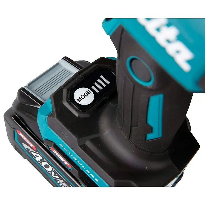Makita XGT 40V max. Akku-Gebläse AS001GZ - 40 V, Ohne Akku - Nahaufnahme eines Makita 40V Akku-Werkzeugs mit Fokus auf Akku, Modus-Taste und Designelemente.