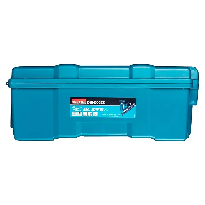 Makita LXT 18V Clavadora de batería DBN900ZK - 18 V, Sin batería - Disparo de una pistola de clavos Makita DBN900ZK dentro de un maletín de herramientas azul Makita.