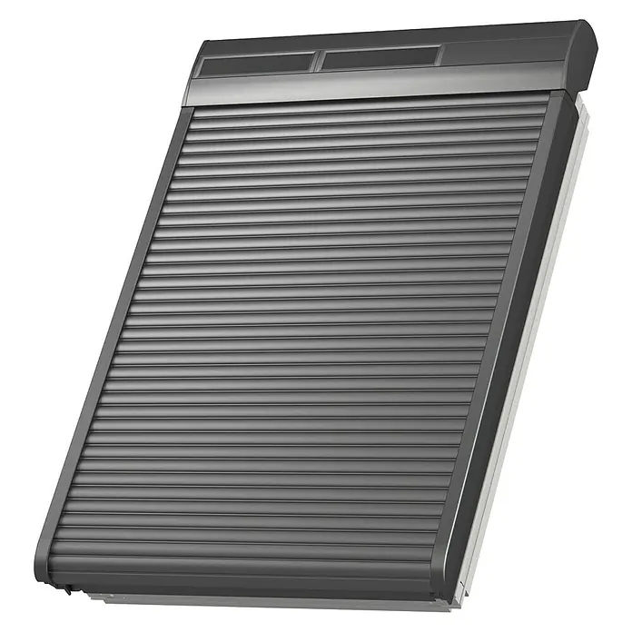 Velux Persiana para ventana de techo Integra Solar SSL CK04 0000S - Adecuado para el tamaño de la ventana: 55 x 98 cm - Primer plano de una persiana enrollable metálica gris. La persiana está cerrada y tiene líneas horizontales.