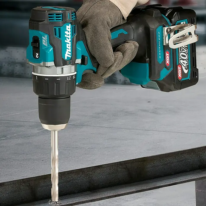 Makita XGT 40V max. Akku-Bohrschrauber DF002GZ - 40 V, Ohne Akku, 64 Nm - Nahaufnahme einer Makita Akku-Bohrmaschine beim Bohren durch Metall, mit Handschuh bedient.