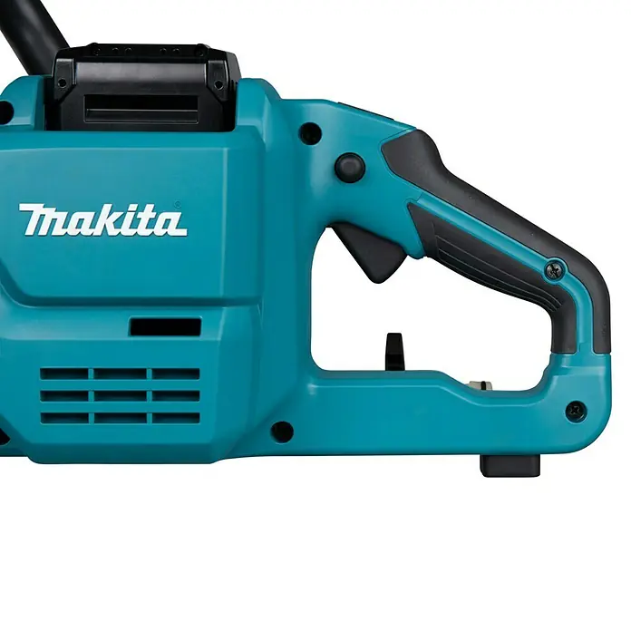 Makita XGT 40V max. Akku-Trennschleifer CE004GZ - Ohne Akku - Nahaufnahme einer akkubetriebenen Makita Kettensäge mit Fokus auf Griff und Bedienelemente für den professionellen Einsatz.