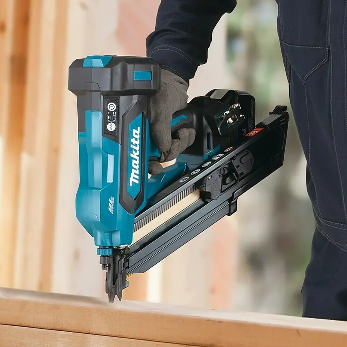Makita LXT 18V Akku-Nagler DBN900ZK - 18 V, Ohne Akku - Nahaufnahme eines Makita Akku-Nagelgeräts, das auf einem Holzstück verwendet wird. Ideal für Bau- und Renovierungsprojekte.