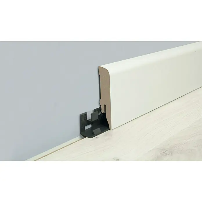LOGOCLIC Sockelleiste Weiß - 260 cm x 17 mm x 70 mm, MDF, Weiß, Einseitig gerundet - Detailaufnahme einer weißen Sockelleiste mit Clip-System an einer Wand, die eine einfache Montage und ein sauberes Erscheinungsbild ermöglicht.