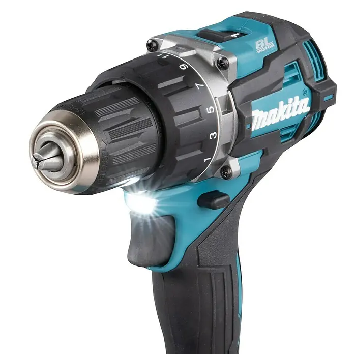 Makita XGT 40V max. Akku-Bohrschrauber-Set DF002GA202 - 40 V, 2 Akkus, 2 Ah, Max. Drehmoment: 64 Nm - Nahaufnahme eines Makita Akku-Bohrschraubers mit LED-Licht, ideal für präzise Arbeiten und gut ausgeleuchtete Arbeitsbereiche.