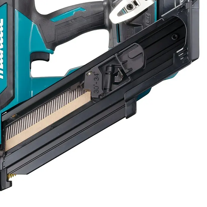 Makita LXT 18V Clavadora de batería DBN900ZK - 18 V, Sin batería - Primer plano de una clavadora a batería Makita con cargador para clavos en tira. Ideal para uso profesional en la construcción.