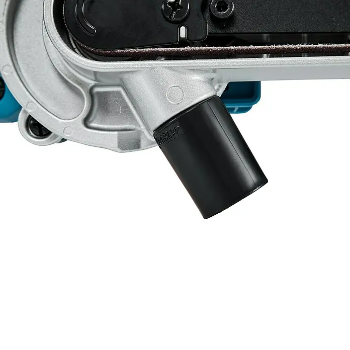 Makita LXT 18V Akku-Bandfeile DBS180Z - 18 V, Ohne Akku, Bandgeschwindigkeit: 600 m/min - 1.700 m/min - Nahaufnahme eines Bandschleifers mit Staubabsaugstutzen für sauberes Arbeiten.