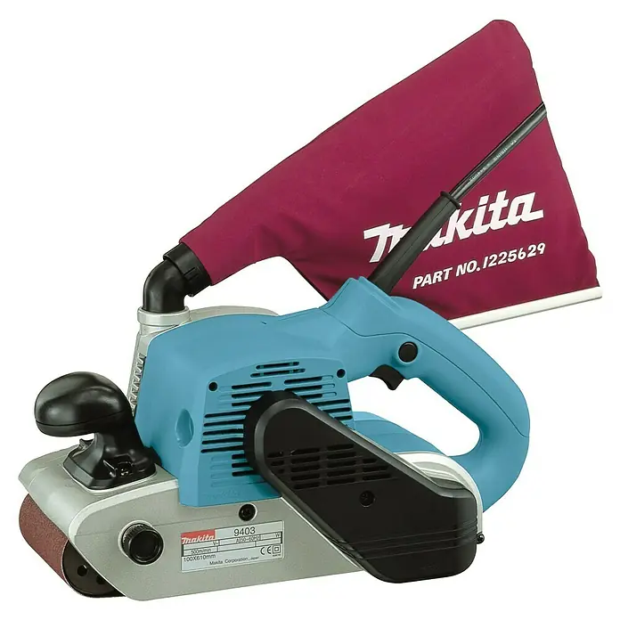 Makita Elektro-Bandschleifmaschine 9403J - 1.200 W - Abgebildet ist eine Makita 9403 Bandschleifmaschine mit Staubbeutel, ideal für professionelle Schleifarbeiten.