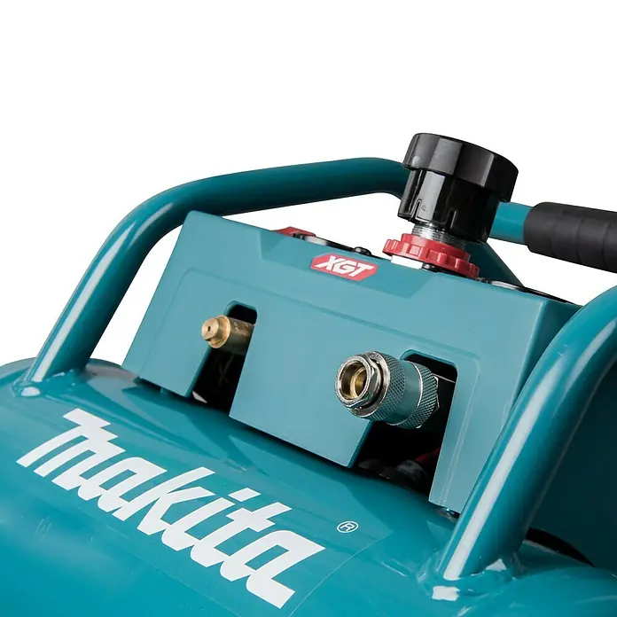 Makita XGT 40V max. Akku-Kompressor AC001GZ - 40 V, Ohne Akku, 9,3 bar - Nahaufnahme eines Makita-Luftkompressors mit blaugrünem Tank, Anschlüssen und XGT-Logo, der für seine Leistung und Haltbarkeit bekannt ist.