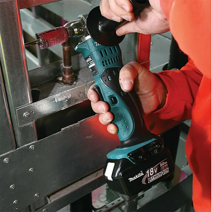 Makita LXT 18V Akku-Winkelbohrmaschine DDA350Z - Ohne Akku, Leerlaufdrehzahl: 1.800 U/min - Bild einer Makita 18V Akku-Winkelbohrmaschine mit einem Bohraufsatz zum Bohren von Löchern.