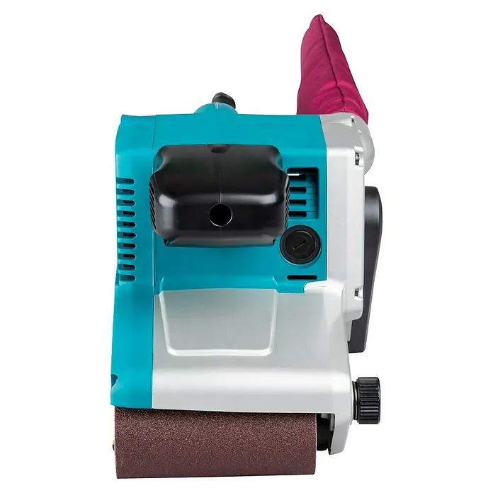 Makita Elektro-Bandschleifmaschine 9404J - 1.010 W - Detailaufnahme einer Bandschleifmaschine in blau und silber mit Staubbeutel.