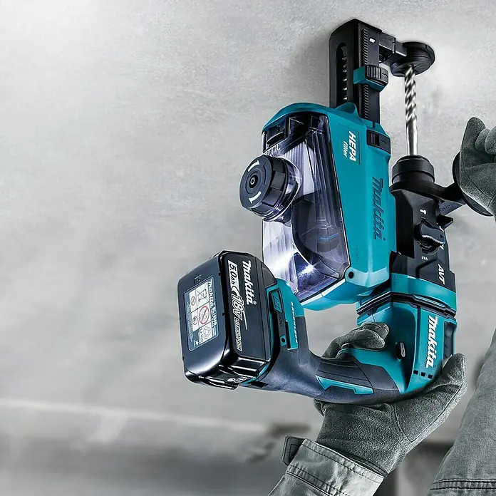 Makita LXT 18V Akku-Kombihammer DHR182Z - 18 V, Ohne Akku, 1,7 J - Akku-Bohrhammer von Makita mit HEPA-Filteraufsatz und 5,0 Ah Akku, der an einer Decke montiert wird. Praktisches, staubfreies Bohren mit hoher Leistung.