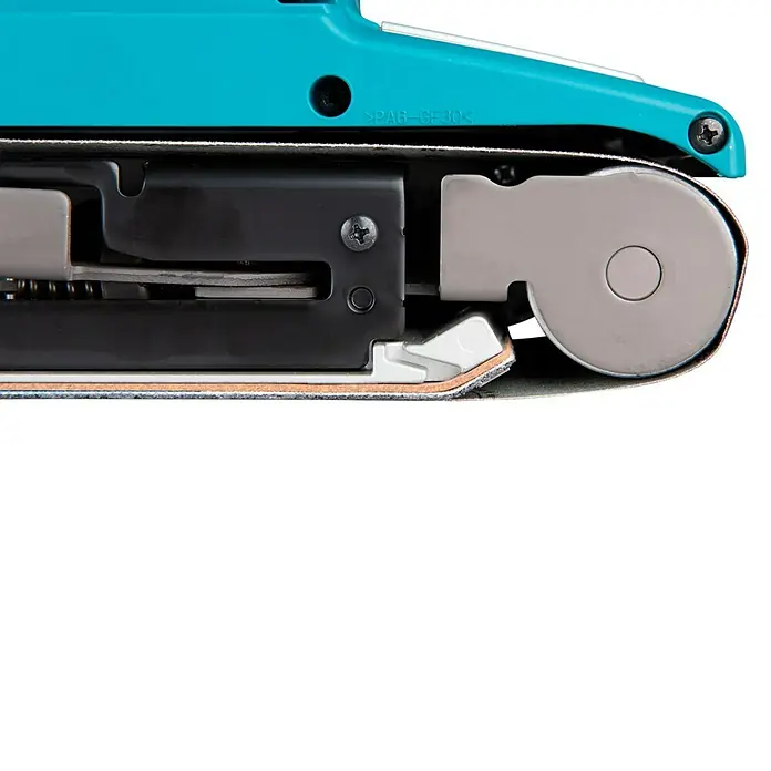 Makita Elektro-Bandschleifmaschine 9404J - 1.010 W - Nahaufnahme eines Bandschleifers in Blau und Grau, der die Detailgenauigkeit und das Design des Werkzeugs hervorhebt.