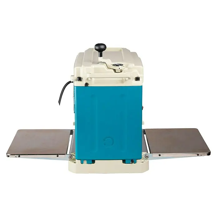 Makita Dickenhobelmaschine 2012NB - 8.500 U/min, Max. Spanabnahme Dickenhobel: 3 mm - Tischhobelmaschine, gut sichtbar von vorne mit blauem Gehäuse und silbernen Verlängerungsplatten.