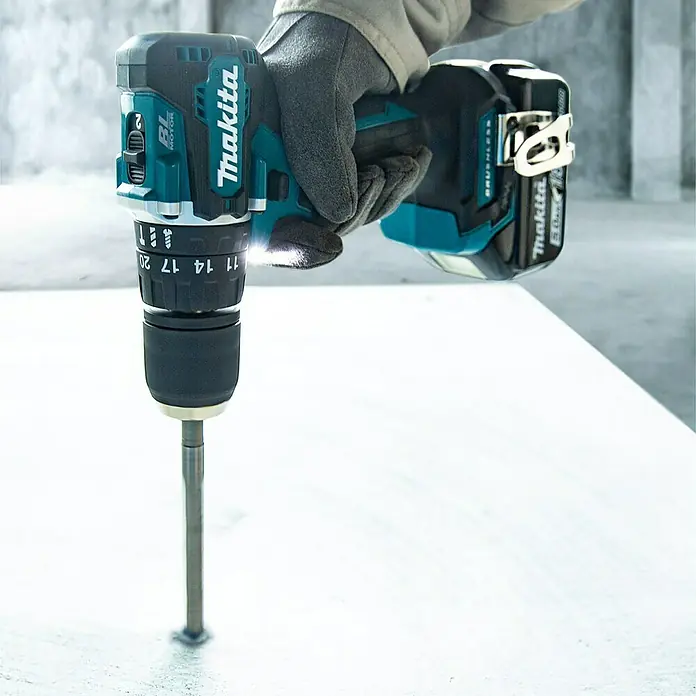 Makita LXT 18V Akku-Schlagbohrschrauber DHP487Z - 18 V, Ohne Akku, 40 Nm - Akkuschrauber von Makita in Aktion: Leistungsstarkes Werkzeug für präzise Bohrungen und Schraubarbeiten mit komfortablem Griff.