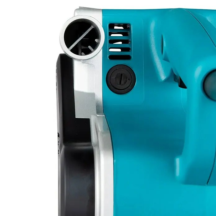Makita Elektro-Bandschleifmaschine 9404J - 1.010 W - Nahaufnahme einer türkisfarbenen Schleifmaschine, die die Lüftungsschlitze und das schwarze Einstellrad hervorhebt.