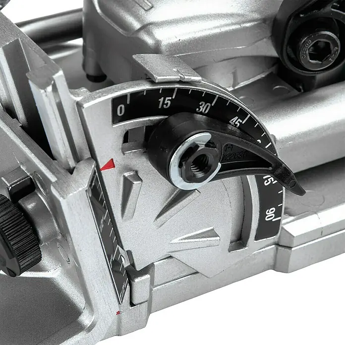 Makita Fräsmaschine Nutfräse PJ7000J - 701 W, Leerlaufdrehzahl: 110.000 U/min - Detailaufnahme einer Lamellofräse, die den Winkelanschlag und die präzise Skala zur Einstellung zeigt. Ideal für Holzarbeiten.