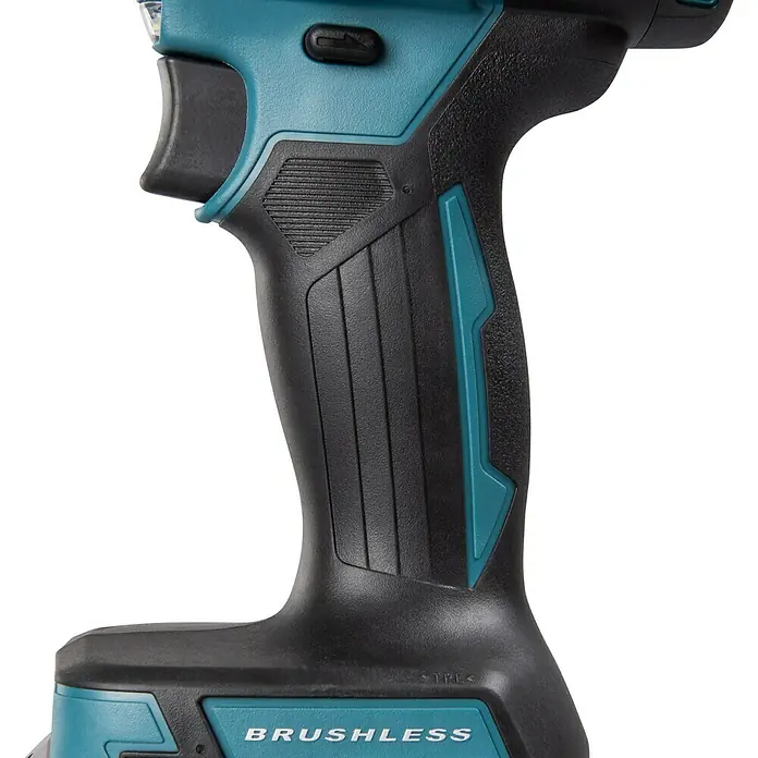 Makita LXT 18V Akku-Schlagbohrschrauber DHP489RTJ - 18 V, 2 Akkus, 5 Ah, 73 Nm - Nahaufnahme des ergonomischen Griffs eines Akku-Bohrers mit strukturiertem Design für sicheren Halt und Komfort bei der Arbeit.