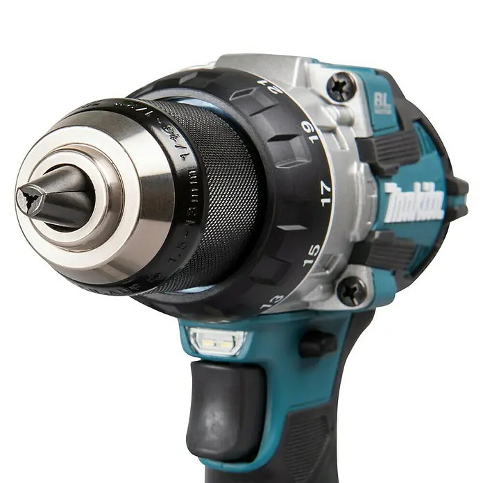 Makita LXT 18V Akku-Schlagbohrschrauber DHP489RTJ - 18 V, 2 Akkus, 5 Ah, 73 Nm - Nahaufnahme einer Makita Akku-Bohrmaschine mit Bohrfuttereinstellung und blaugrünem Gehäuse.