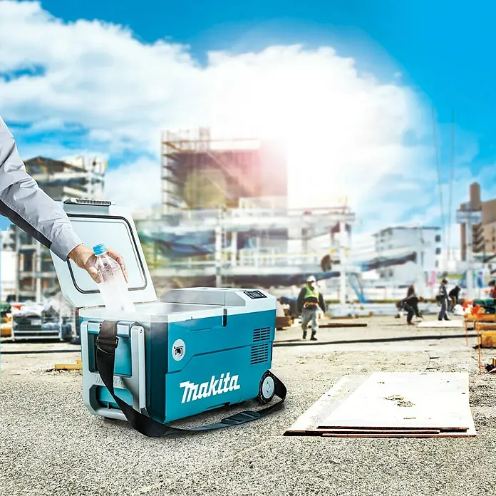 Makita XGT 40V max. Akku-Kühlbox CW001GZ01 - 40 V, Behältervolumen: 20 l, 62,3 x 37,1 x 34,1 cm - Ein tragbarer Makita-Kühlschrank auf einer Baustelle, in den eine Wasserflasche gelegt wird, ideal für gekühlte Getränke und Speisen unterwegs.