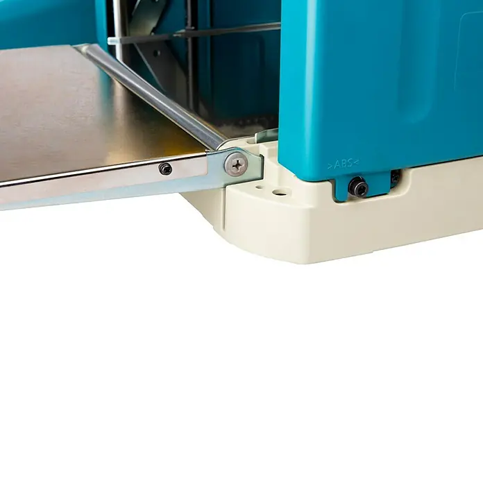 Makita Dickenhobelmaschine 2012NB - 8.500 U/min, Max. Spanabnahme Dickenhobel: 3 mm - Detailansicht eines Hobels mit blauer Verkleidung und silberner Metallplatte. Konzentriert sich auf die hochwertige Verarbeitung des Produkts.