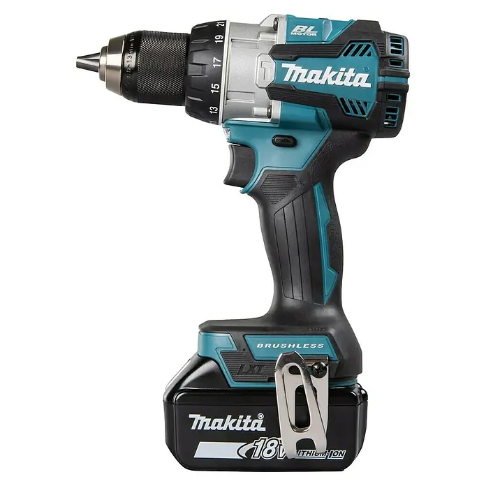 Makita LXT 18V Taladro atornillador percutor de batería DHP489RTJ - 18 V, 2 baterías, 5 Ah, 73 Nm - Primer plano de un taladro atornillador inalámbrico Makita con una batería de 18V, destacando su tecnología sin escobillas para un rendimiento eficiente.