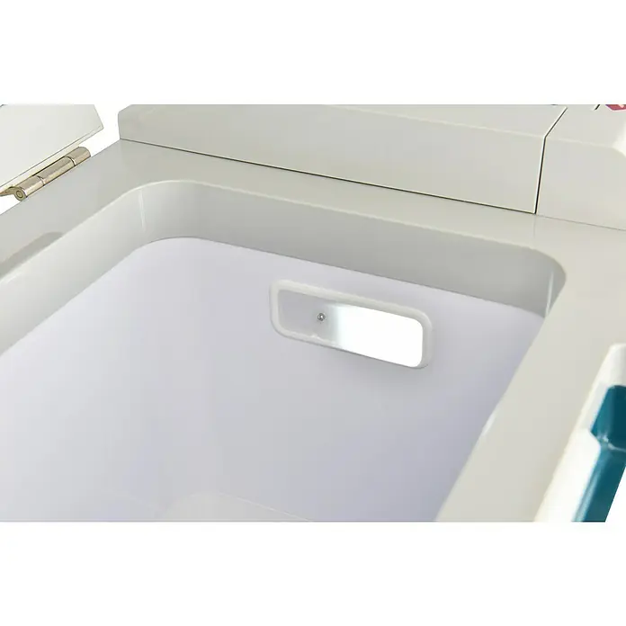 Makita XGT 40V max. Akku-Kühlbox CW001GZ01 - 40 V, Behältervolumen: 20 l, 62,3 x 37,1 x 34,1 cm - Innenansicht eines tragbaren, weißen Kühlers mit LED-Beleuchtung. Ideal für Campingausflüge und Outdoor-Aktivitäten.