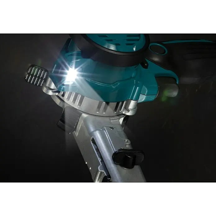 Makita LXT 18V Akku-Bandfeile DBS180Z - 18 V, Ohne Akku, Bandgeschwindigkeit: 600 m/min - 1.700 m/min - Nahaufnahme eines Akku-Naglers mit LED-Beleuchtung, der Präzision und Funktionalität bei Bau- und Renovierungsarbeiten verspricht.