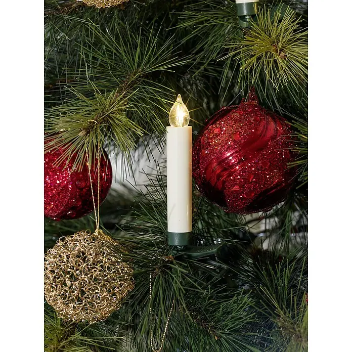 Konstsmide LED-Weihnachtskerzen Baumbeleuchtung - Weiß, Lichtfarbe: Warmweiß, 10 Stk., IP20 - Nahaufnahme einer Kerzenlampe am Weihnachtsbaum mit roten und goldenen Kugeln.