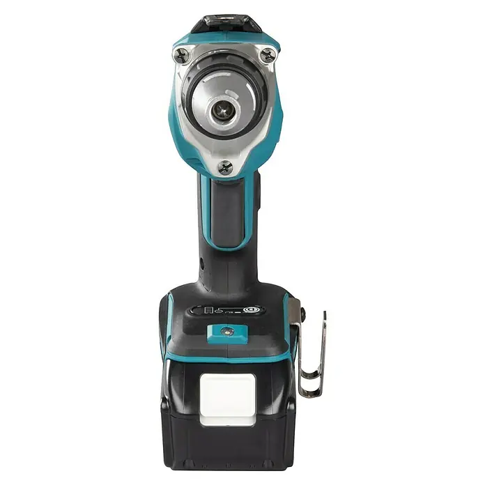 Makita LXT 18V Akkuschrauber DFS452AJX2 - 18 V, 2 Akkus, 2 Ah - Nahaufnahme einer akkubetriebenen Bohrmaschine mit blaugrünen Akzenten und einem hellen Licht für präzise Arbeiten in dunklen Bereichen.