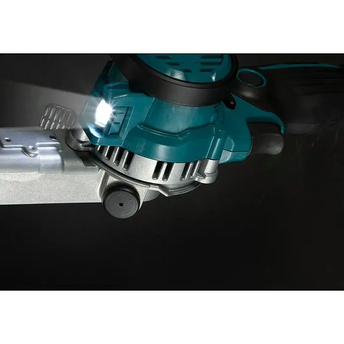 Makita LXT 18V Akku-Bandfeile DBS180Z - 18 V, Ohne Akku, Bandgeschwindigkeit: 600 m/min - 1.700 m/min - Nahaufnahme einer akkubetriebenen Makita-Heckenschere mit LED-Beleuchtung, die Präzision beim Trimmen im Detail hervorhebt.