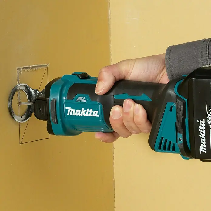 Makita LXT 18V Akku-Rotationswerkzeug DCO181Z - 18 V, Ohne Akku, Leerlaufdrehzahl: 32.000 U/min - Makita Trockenbausäge im Einsatz, präzise Ausschnitte in Gipskarton für Elektroinstallationen und mehr.