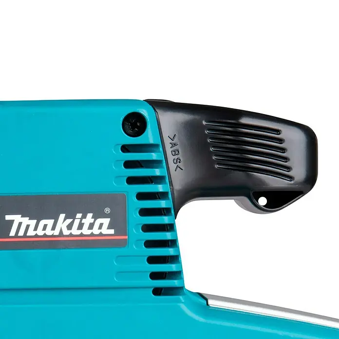 Makita Elektro-Bandschleifmaschine 9404J - 1.010 W - Detailaufnahme einer Makita-Elektrowerkzeugmaschine, die die Marke und Designmerkmale hervorhebt.