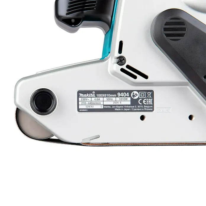 Makita Elektro-Bandschleifmaschine 9404J - 1.010 W - Detailaufnahme einer Makita 9404 Bandschleifmaschine, die Leistung und Herkunft hervorhebt.