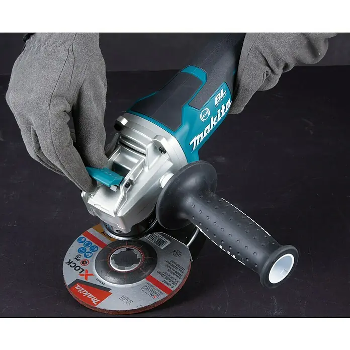 Makita LXT 18V Akku-Winkelschleifer DGA519RTJ - 18 V, 2 Akkus, Durchmesser Scheibe: 125 mm - Ein Makita Winkelschleifer mit einem Schleifaufsatz, der von einer Person mit Handschuhen bedient wird.