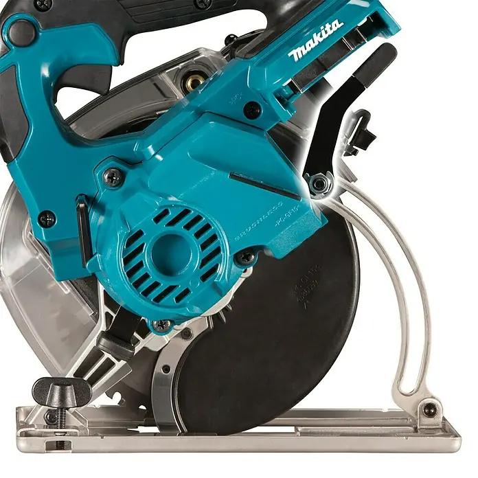 Makita LXT 18V Akku-Handkreissäge Metall DCS553Z - 18 V, Ohne Akku, Durchmesser Sägeblatt: 150 mm, 0 U/min - 4.200 U/min - Nahaufnahme einer Makita-Kreissäge in Blau und Schwarz, die Details des Produkts hervorhebt.