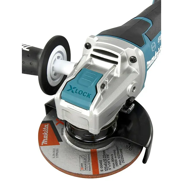 Makita LXT 18V Akku-Winkelschleifer DGA519RTJ - 18 V, 2 Akkus, Durchmesser Scheibe: 125 mm - Nahaufnahme eines Makita Winkelschleifers mit X-Lock-System und Trennscheibe.