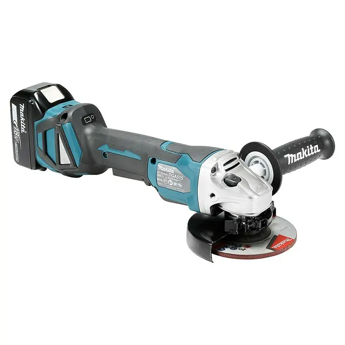 Makita LXT 18V Akku-Winkelschleifer DGA515RTJ - 2 Akkus, Durchmesser Scheibe: 125 mm - Bild einer Makita DGA515 Akku-Winkelschleifmaschine mit Akku und Zusatzhandgriff vor schwarzem Hintergrund.