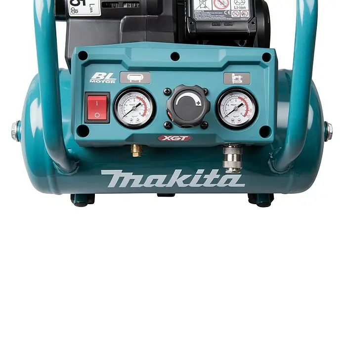 Makita XGT 40V max. Akku-Kompressor AC001GZ - 40 V, Ohne Akku, 9,3 bar - Nahaufnahme eines Makita-Luftkompressors mit zwei Manometern, einem Einstellknopf und der Aufschrift "Makita".