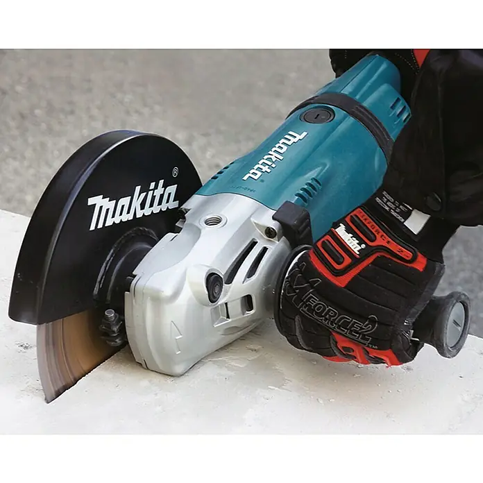 Makita Elektro-Winkelschleifer FS6300R - 570 W, Durchmesser Scheibe: 230 mm, 0 U/min - 6.000 U/min - Makita Winkelschleifer im Einsatz, mit Schutzvorrichtung und Handschuhen für sicheres Schneiden.
